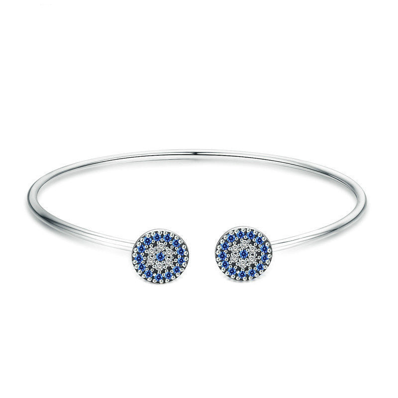 Silver bracelet with blue pearls, a stylish and elegant jewelry piece for women.